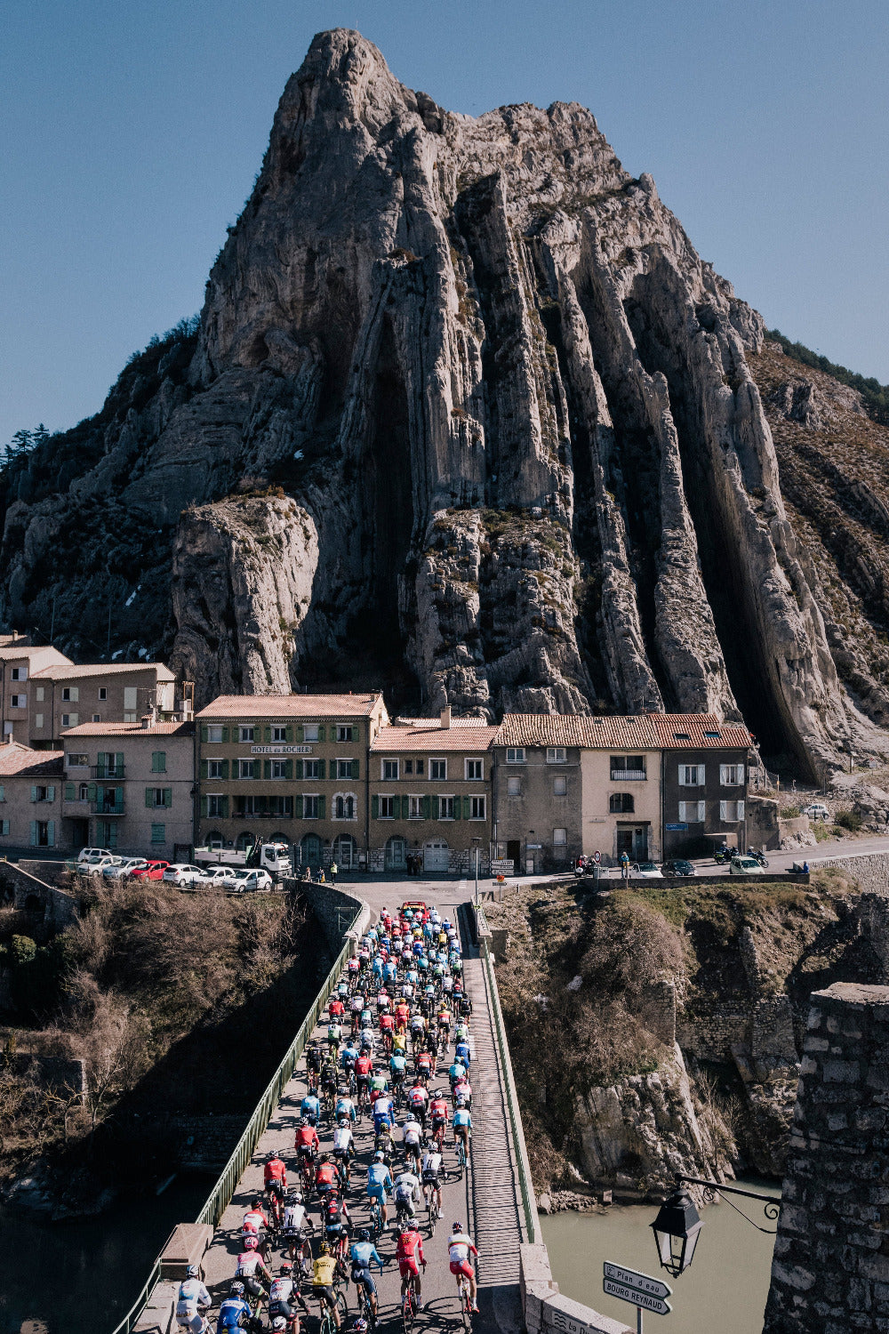 Peloton leaving Sisteron